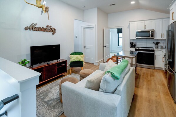 獨棟房屋, 多張床, 廚房, 花園景觀 | 起居區 | 電視