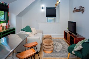 House, Multiple Beds, Kitchen, Garden View | Living area | TV - Golden Monkey (Nashville)