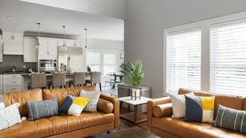 Smart TV, caminetto, videogiochi, tavolo da ping pong