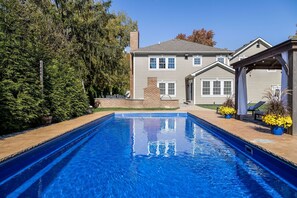 Piscina all'aperto, una piscina riscaldata