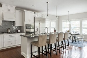 Fridge, microwave, oven, stovetop - POOL+HOT TUB, 2 KING BEDS, OUTDOOR FIRE/OASIS, PLAYGROUND, THEATER, WORKOUT ROOM (Columbus)