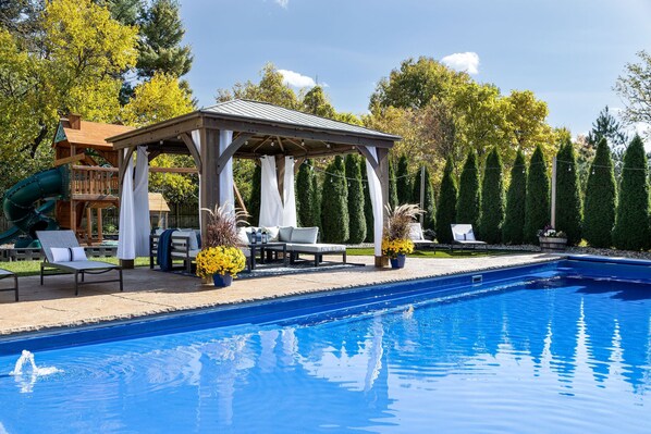 Piscina all'aperto, una piscina riscaldata