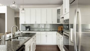 Frigorifero, microonde, forno, piano cottura