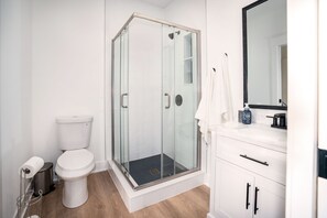 Huis, meerdere bedden, keuken, uitzicht op tuin | Badkamer | Een douche, een haardroger, handdoeken