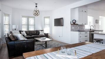Ferienhaus, Mehrere Betten, Küche, Gartenblick | Wohnbereich | 42-Zoll-Flachbildfernseher mit Digitalempfang