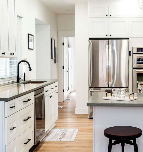 Een koelkast, een magnetron, een oven, een kookplaat