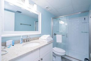 Appart'hÎtel, plusieurs lits, balcon, vue océan (Edgewater Oasis) | Salle de bain | SÚche-cheveux, serviettes fournies