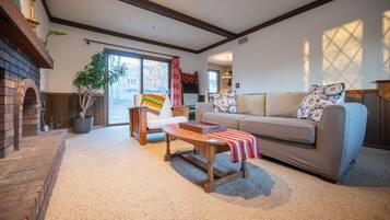 Ferienhaus, Mehrere Betten, Kamin | Wohnbereich | Fernseher, Kamin