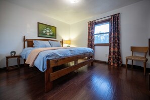 Hus, flere senger, peis | 4 soverom, individuelt dekorert og individuelt innredet