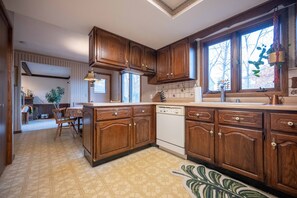 Maison, plusieurs lits, cheminée | Cuisine privée