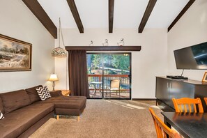 Studio Suite, Multiple Beds, Balcony, Mountain View (Eagle’s Nest) | Living area