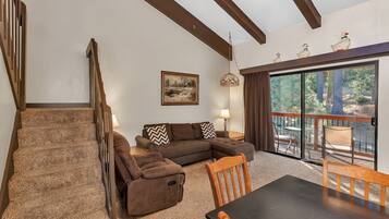 Studio Suite, Multiple Beds, Balcony, Mountain View (Eagle’s Nest) | Living area | 42-inch flat-screen TV with digital channels, TV