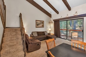 Studio Suite, Multiple Beds, Balcony, Mountain View (Eagle’s Nest) | Living area