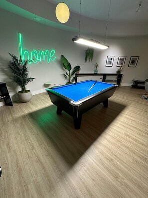 Games room - Stylish 1 Bedroom Apartment in Purley, Croydon (Purley)