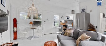 Adrift - Pet-friendly - 5 min Walk to Bay - Rustic Charm