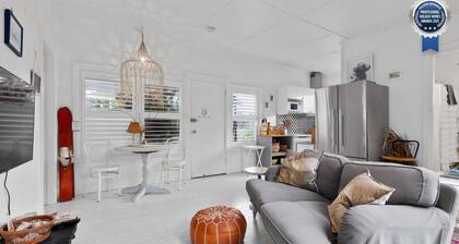 Adrift - Pet-friendly - 5 min Walk to Bay - Rustic Charm