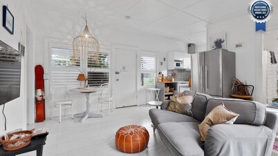 Adrift - Pet-friendly - 5 min Walk to Bay - Rustic Charm