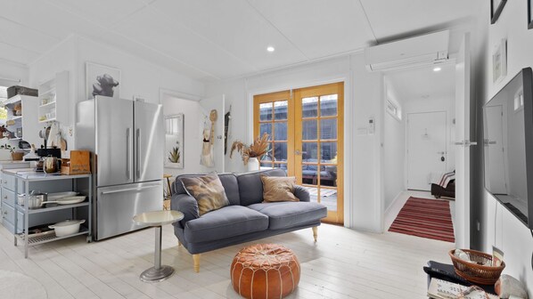 Smart-TV, Bücher, Stereoanlage