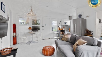 Adrift - Pet-friendly - 5 min Walk to Bay - Rustic Charm