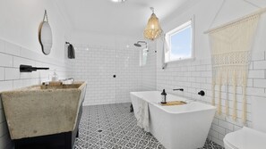Shower, hair dryer, towels - Adrift - Pet-friendly - 5 min Walk to Bay - Rustic Charm (Erowal Bay)