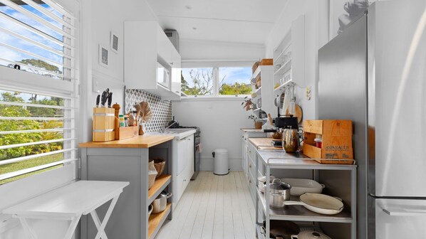 ثلاجة، ميكروويف، فرن، موقد طهي مسطح