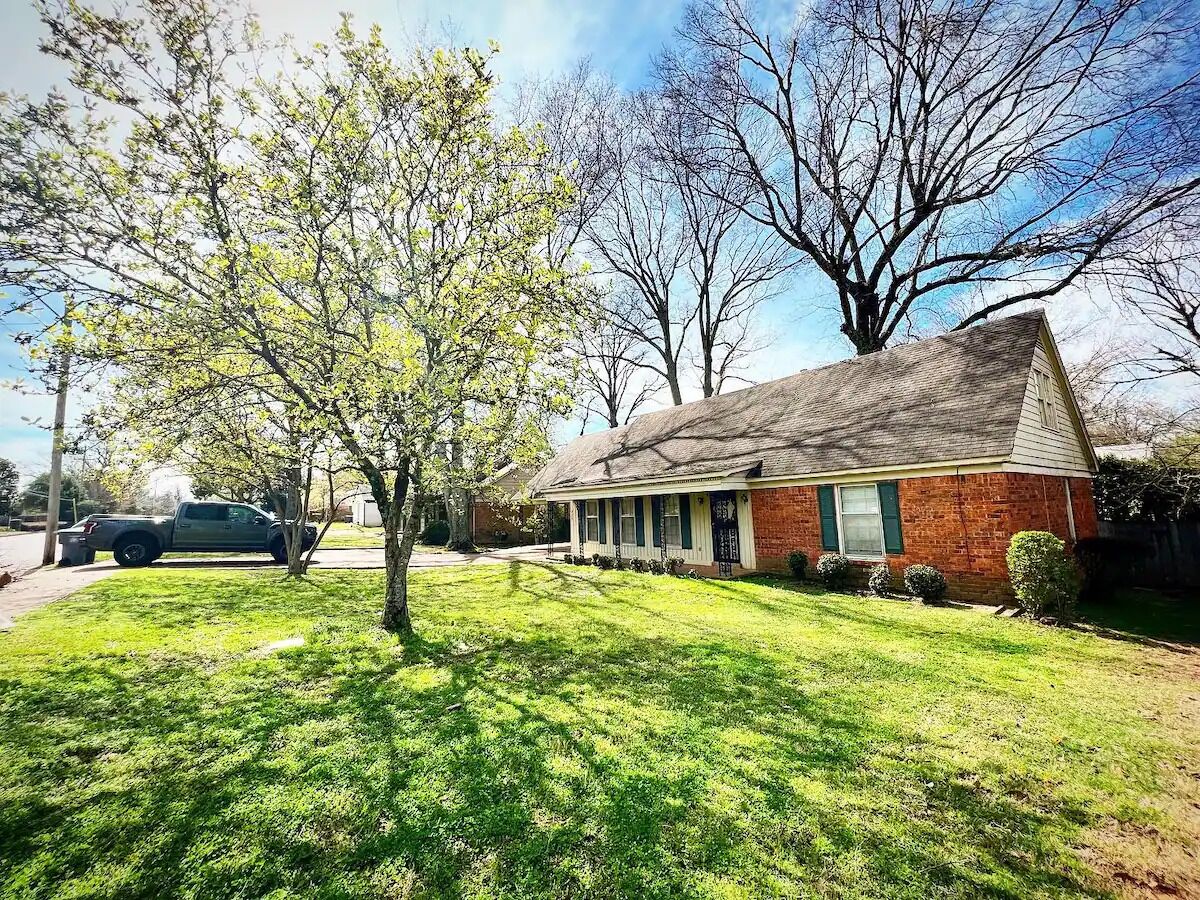 Combination 2 houses! 9 BR Total