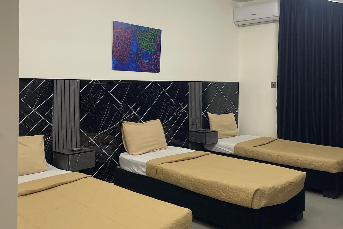 Deluxe-værelse til 3 personer | Senge med topmadrasser, minibar, individuelt design