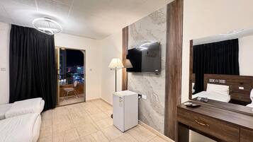 Camas com colchões pillow-top, frigobar, individualmente decorados