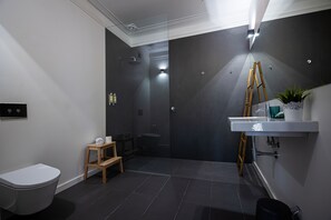 Standard Triple Room | Bathroom | Hair dryer, towels - VAGO Alcântara Suites (Lisbon)