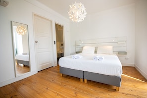 Standard Suite | Blackout curtains, iron/ironing board, free WiFi, bed sheets - VAGO Alcântara Suites (Lisbon)