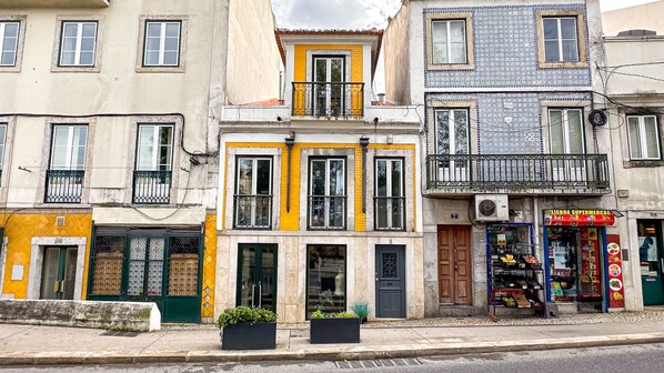Front of property - VAGO Alcântara Suites (Lisbon)