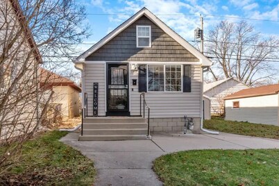 Entire Cozy Cottage! Pet Friendly, No Cleaning Fee