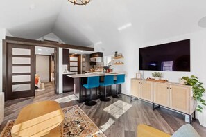 Smart TV, books, stereo, printers - Entire Cozy Cottage! Pet Friendly, No Cleaning Fee (Milwaukee)