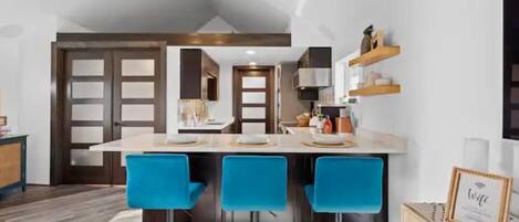 Een koelkast, een magnetron, een oven, een kookplaat