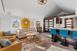 Smart TV, books, stereo, printers - Entire Cozy Cottage! Pet Friendly, No Cleaning Fee (Milwaukee)