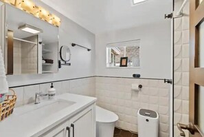 Dusj, hårføner, håndklær og såpe