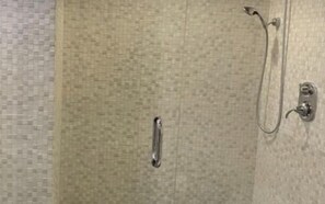 Chuveiro, secador de cabelo, toalhas de banho, sabonete