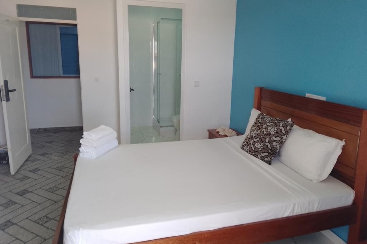 Basic Room | Meja, ruang kerja komputer riba, Wi-fi percuma 