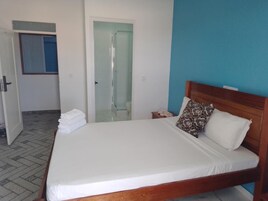 Basic Room | Individually decorated, desk, laptop workspace, free WiFi