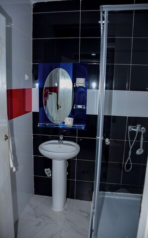 Comfort appartement, 2 slaapkamers | Individueel gedecoreerd, een bureau, een laptopwerkplek, gratis wifi