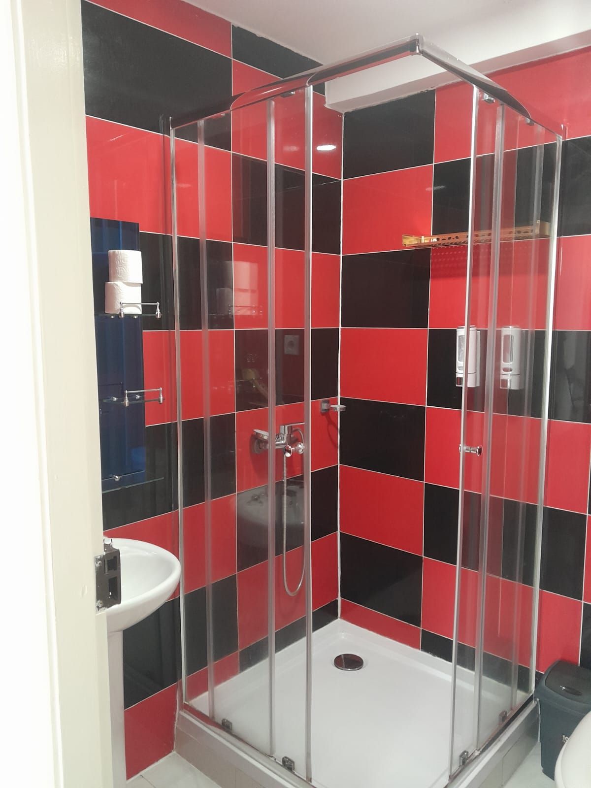 Comfort Double Room | Bathroom | Shower, rainfall showerhead, hair dryer (on request), towels