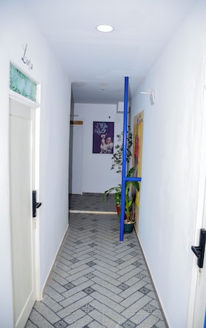 Habitació doble bàsica, 1 llit doble, vistes a la ciutat | 2 dormitoris, decoració individual i escriptori
