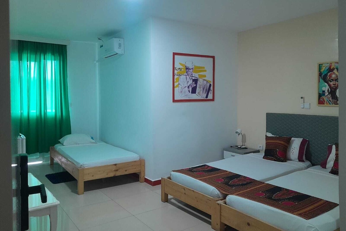 Basic Triple Room, 1 Bedroom | Meja, ruang kerja komputer riba, Wi-fi percuma 