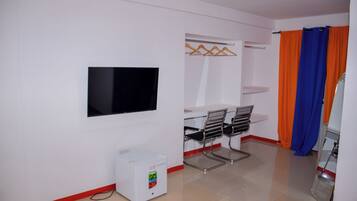 Basic-Dreibettzimmer, 1 Schlafzimmer | Individuell dekoriert, Schreibtisch, laptopgeeigneter Arbeitsplatz