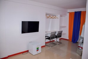 Basic-Dreibettzimmer, 1 Schlafzimmer | Individuell dekoriert, Schreibtisch, laptopgeeigneter Arbeitsplatz