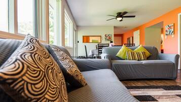 Smart TV, chimenea y oficina