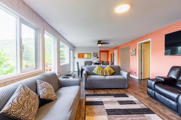 Smart TV, fireplace, offices - Nelson, What a view, 3 Queens, 2 Singles full kitchen, Beach front, Mountain Views (Nelson)
