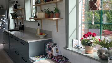 KylskÄp, mikrovÄgsugn, ugn och spishÀll