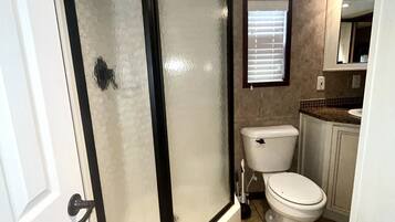 淋浴設備、提供毛巾、番梘、洗頭水