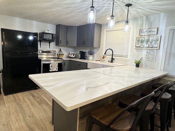 Køleskab, mikrobølgeovn, ovn, kogeplade